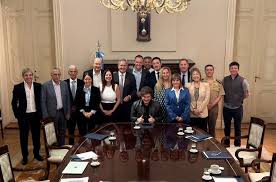 el Gobierno les aumentó el sueldo a los funcionarios