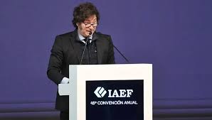 Javier Milei Defiende su Plan Económico en el Congreso Anual del IAEF