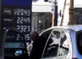 Impacto de la baja del petróleo en los precios de la nafta y decisiones de YPF
