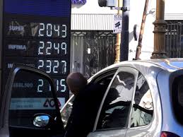 Impacto de la baja del petróleo en los precios de la nafta y decisiones de YPF