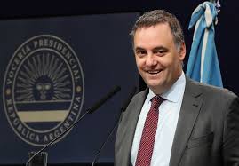 La mayoría opina que Manuel Adorni debería renunciar al Gobierno, aunque la economía preocupa más