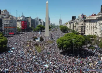Una multitud se congrega en el Obelisco tras la final del Mundial, aunque parte del plantel no regresará