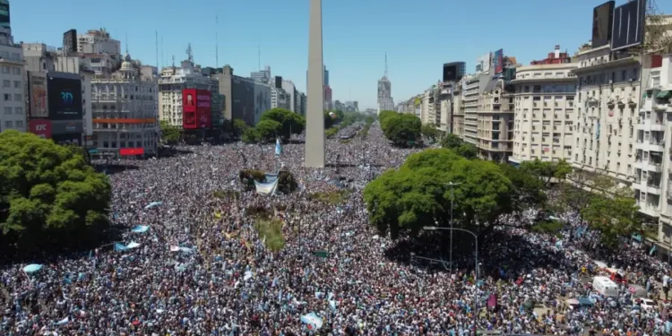 Una multitud se congrega en el Obelisco tras la final del Mundial, aunque parte del plantel no regresará