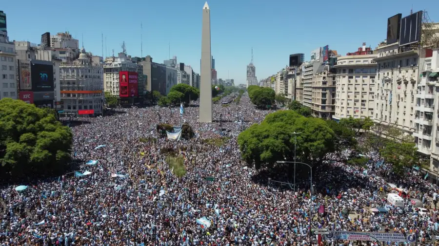 Una multitud se congrega en el Obelisco tras la final del Mundial, aunque parte del plantel no regresará