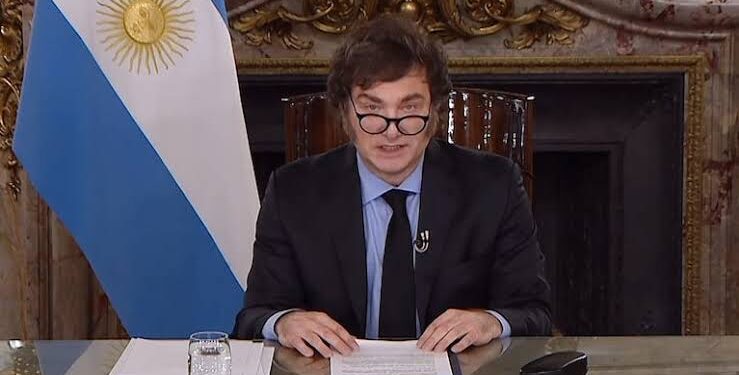 El Gobierno evalúa anunciar la reforma del Banco Central por cadena nacional