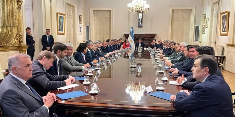 Gobernadores reaccionan ante el creciente endeudamiento familiar