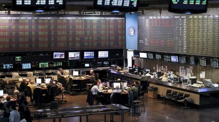 La Bolsa argentina repunta tras cuatro jornadas de pérdidas, mientras los bonos reflejan caídas