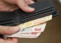 La mitad de los trabajadores privados cobra menos de $1,34 millones netos por mes