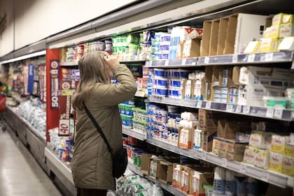 El consumo de los hogares cayó en junio y volvió a terreno negativo tras dos meses de recuperación