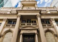 El dólar mayorista superó los $1500 y el BCRA flexibilizó el techo cambiario