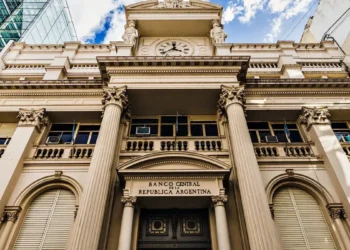 El dólar mayorista superó los $1500 y el BCRA flexibilizó el techo cambiario