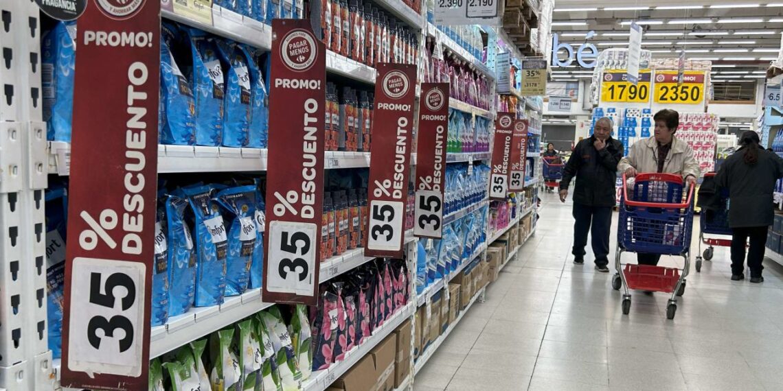 El consumo masivo repuntó 4,2% en julio, pero todavía acumula una caída en el año
