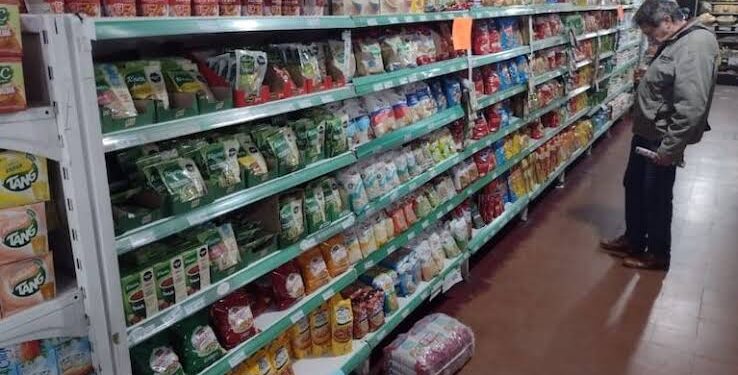 Argentina achica la brecha de precios con el mundo, pero alimentos y servicios vuelven a encarecerse