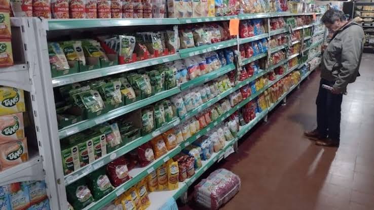 Argentina achica la brecha de precios con el mundo, pero alimentos y servicios vuelven a encarecerse