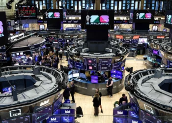 Los bonos argentinos suben en Wall Street, mientras el riesgo país baja y las acciones siguen en rojo