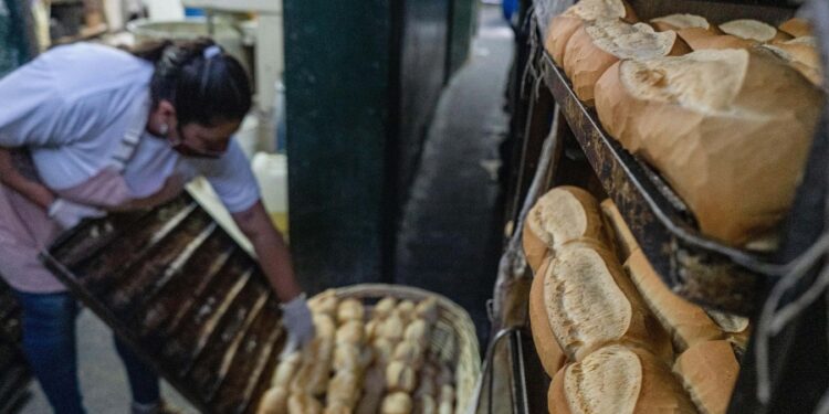 Alerta en las panaderías bonaerenses: falta harina, suben los costos y se desploma el consumo