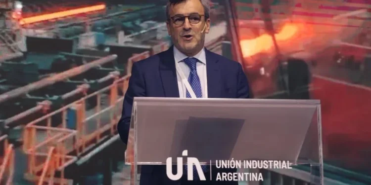 La industria reclama medidas para recuperar competitividad ante la apertura económica y la caída de la actividad