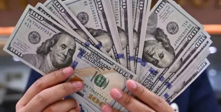 El dólar mayorista subió y el blue volvió a bajar al cierre de la semana