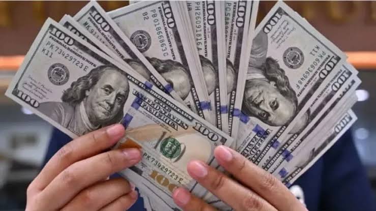 El dólar mayorista subió y el blue volvió a bajar al cierre de la semana