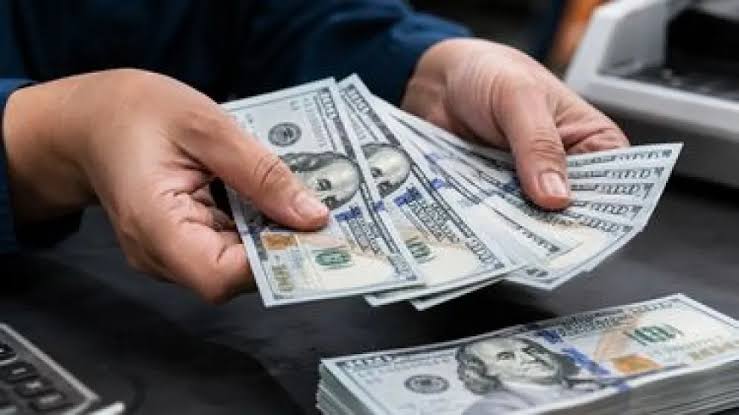 El dólar mayorista alcanzó su valor nominal más alto del año y el blue volvió a subir