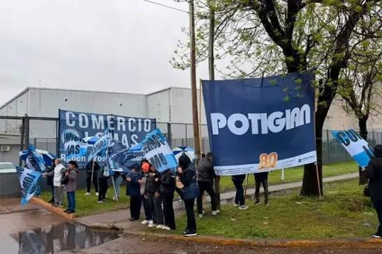 Conflicto laboral en una distribuidora de golosinas: denuncian 53 despidos y reclaman la reincorporación