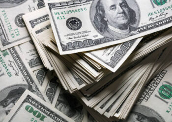 El dólar mayorista volvió a caer y quedó a más de $400 del techo de la banda cambiaria