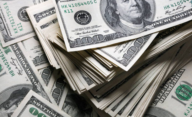 El dólar mayorista volvió a caer y quedó a más de $400 del techo de la banda cambiaria