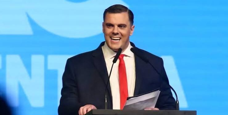 Archivan parcialmente una denuncia contra tres influencers libertarios y la investigación continúa sobre otros dos