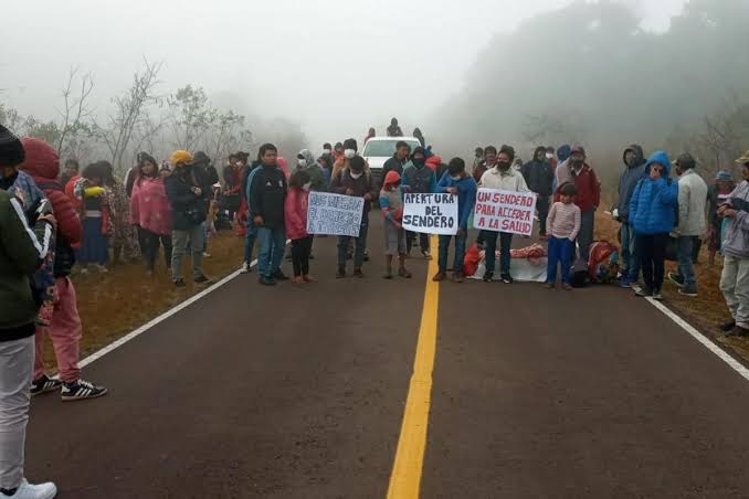 Comunidades mbya bloquearon la ruta 12 en Misiones por reclamos sanitarios y la salida de agentes indígenas