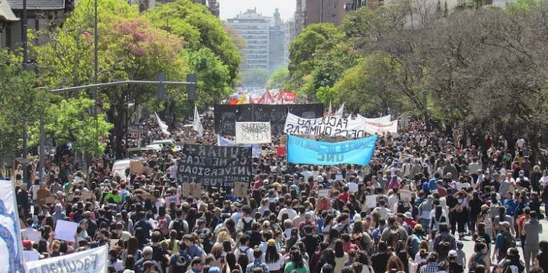 La oposición se moviliza frente al Congreso por el financiamiento universitario y la Ley de Tierras